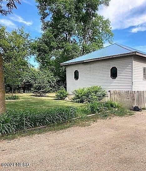 211 E Carlton Ave, Roslyn, SD 57261