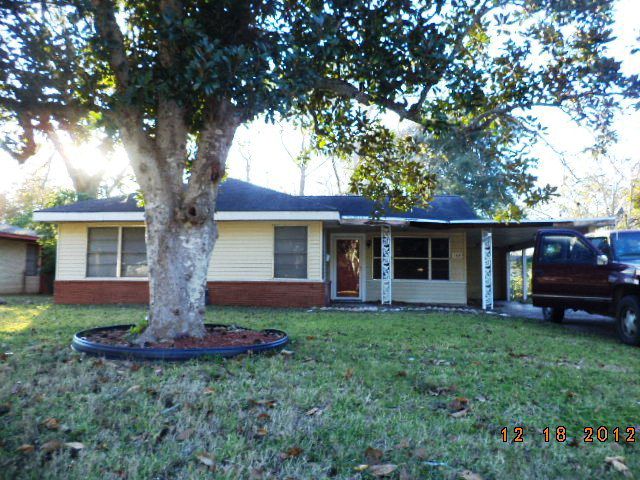 163 Oak Dr, Lake Jackson, TX 77566