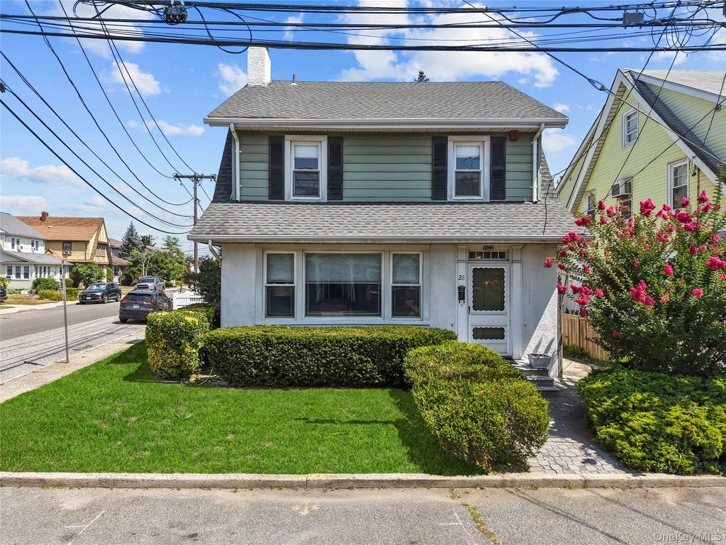 28 Crescent Street, Hewlett, NY 11557