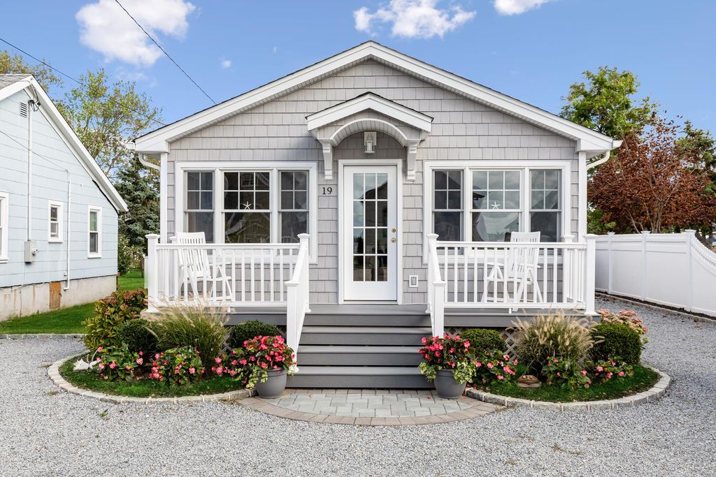 19 Locust St, Riverhead, NY 11901