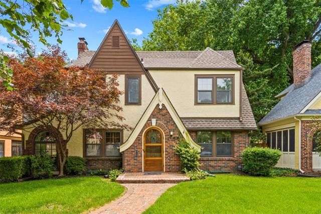 619 Romany Rd, Kansas City, MO 64113