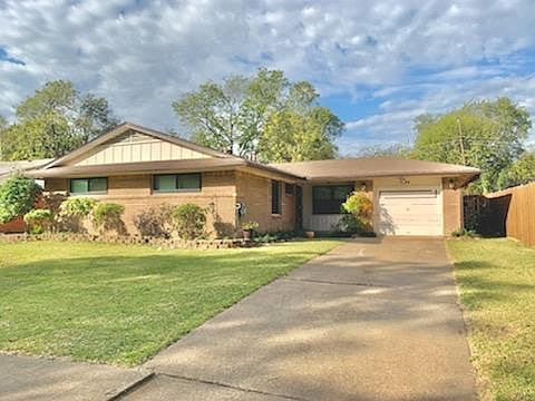 1726 Emerald St, Grand Prairie, TX 75051