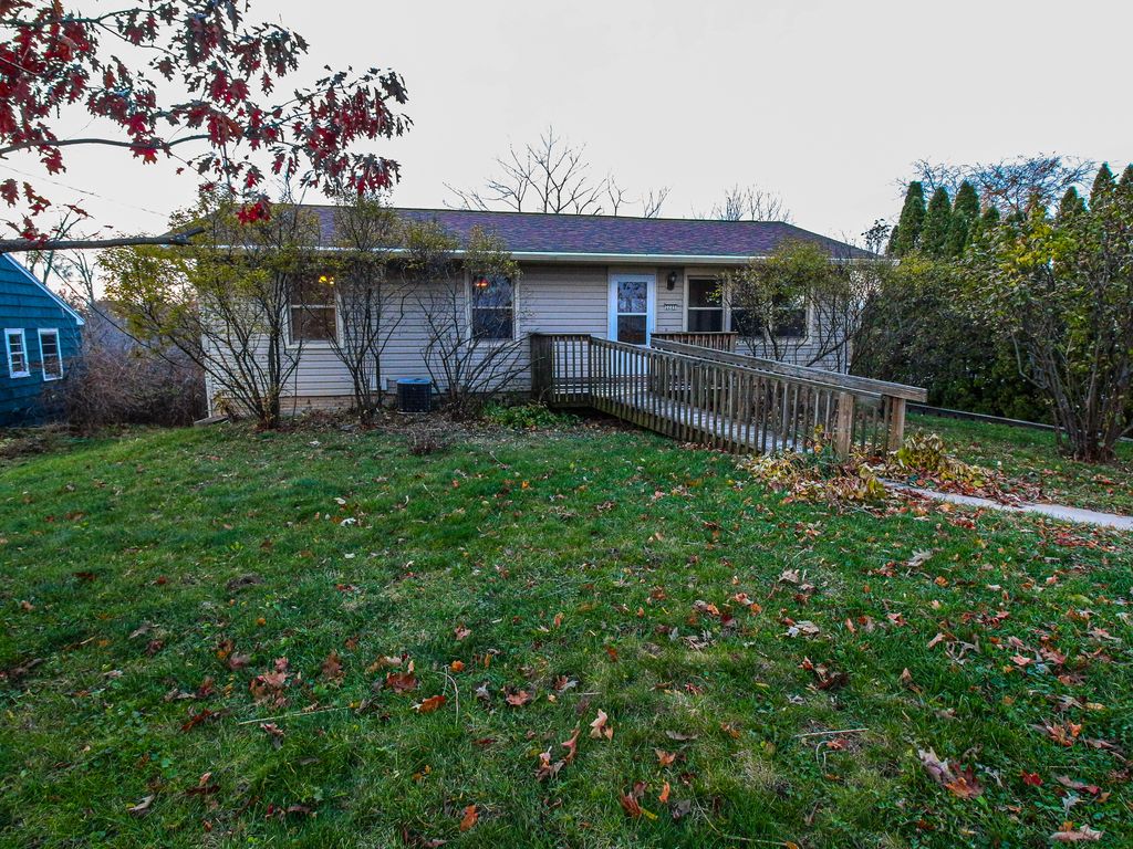 3205 Circle Dr NE, Cedar Rapids, IA 52402