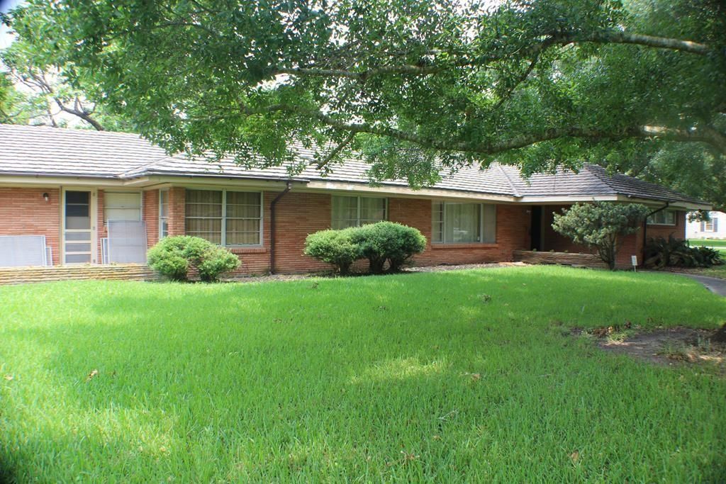 917 6th St, Bay City, TX 77414