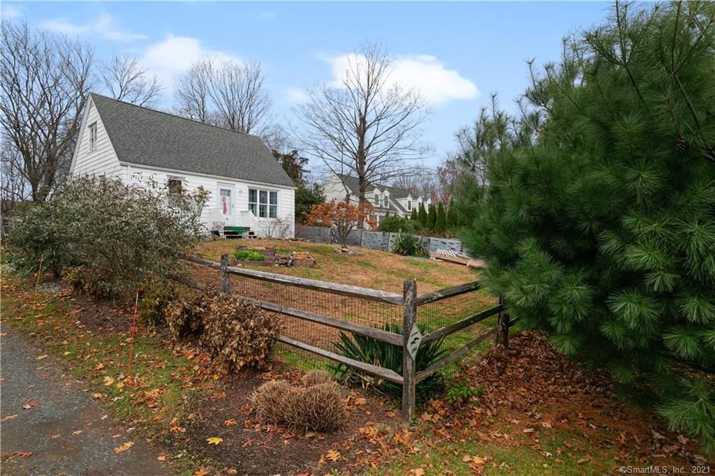 570 Dunbar Hill Rd, Hamden, CT 06514
