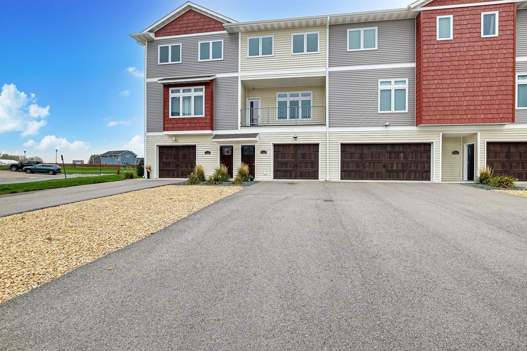 2222 Rolling Green Trl, North Mankato, MN 56003