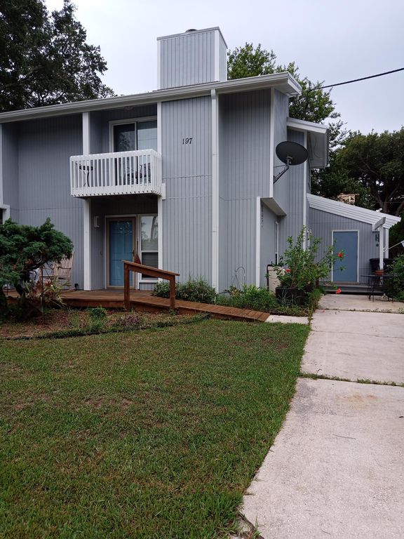 197 Sylvan Dr, Atlantic Beach, FL 32233