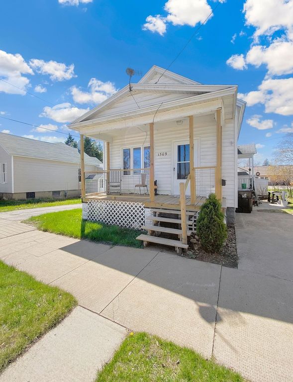 1509 9th St, Menominee, MI 49858
