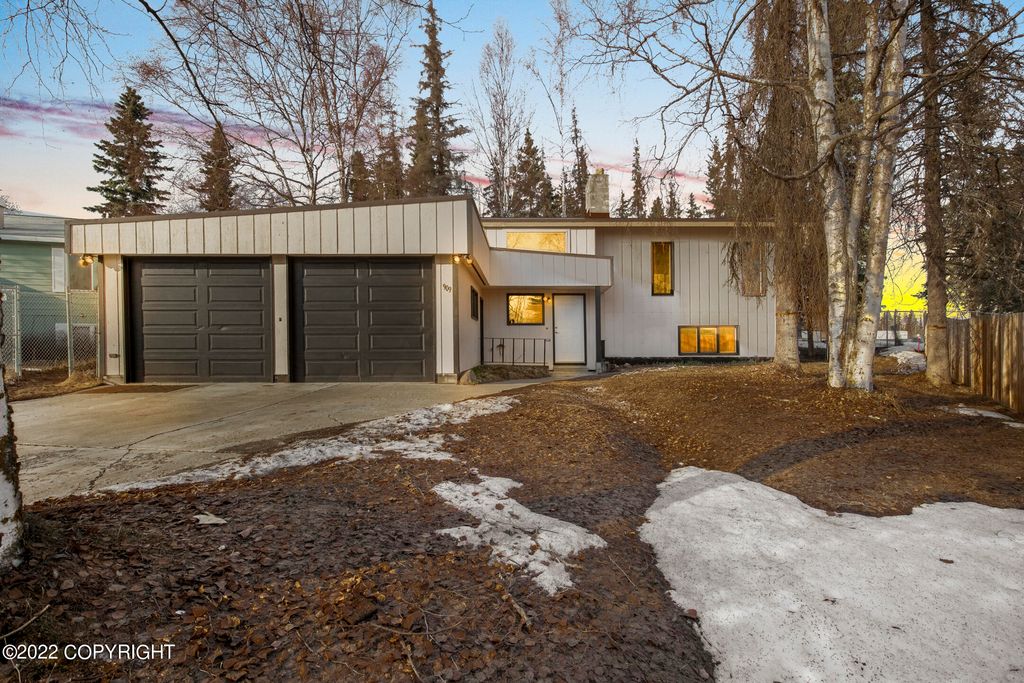 909 Bench Ct, Anchorage, AK 99504