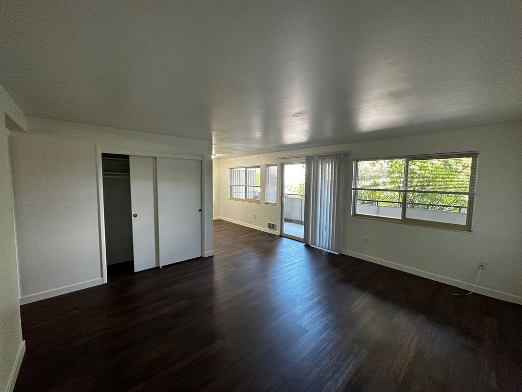 Mercer Tower 2 Bed/1 Bath In Desirable Downtown Mercer Island
