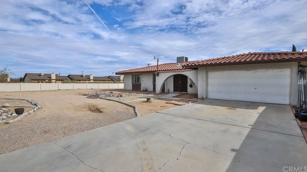 13055 Lakota Rd, Apple Valley, CA 92308