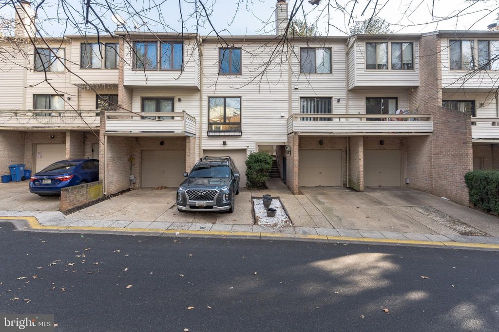 9749 Lake Shore Dr, Montgomery Village, MD 20886