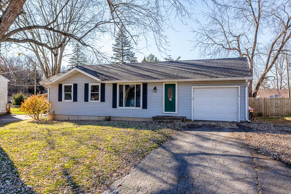 5551 Dogwood Dr, Jackson, MI 49201