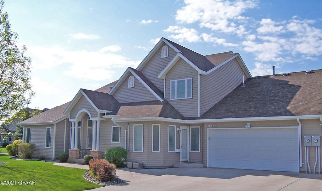 3585 Meadow Dr, Grand Forks, ND 58201