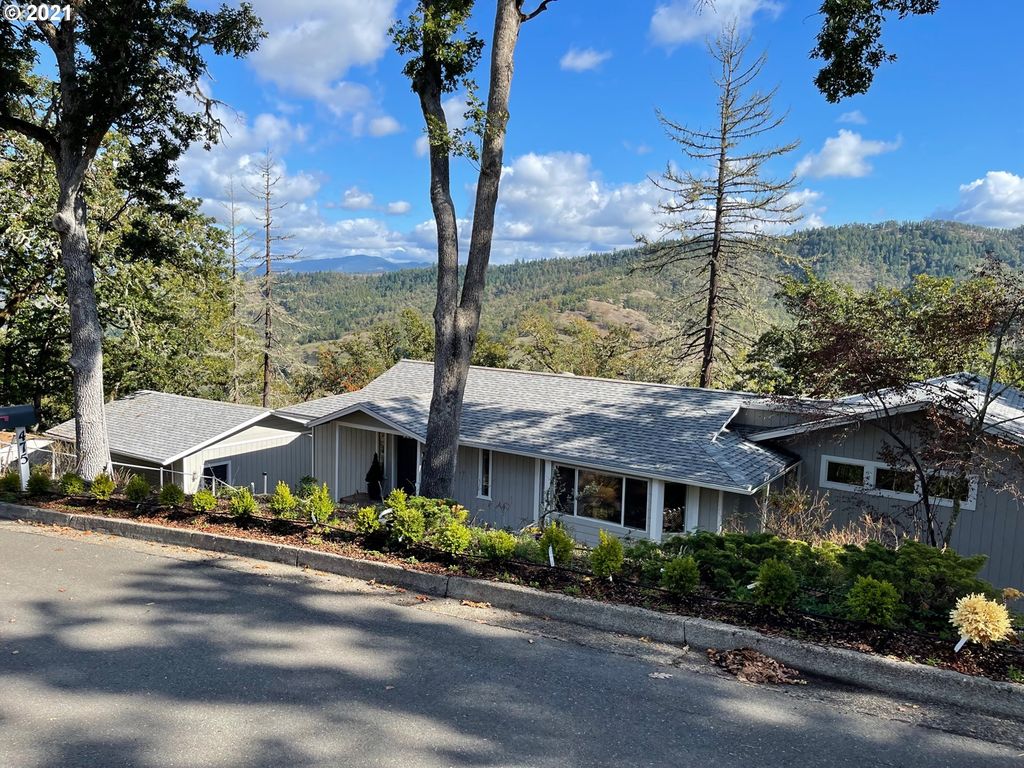 475 SE Summit Dr, Roseburg, OR 97470