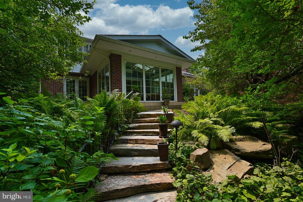 851 Old State Rd, Berwyn, PA 19312