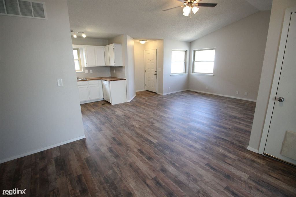 921 E Mona Cir, Wichita, KS 67216