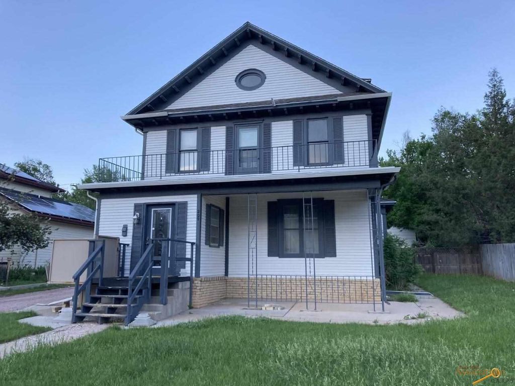 209 N 6th St, Hot Springs, SD 57747