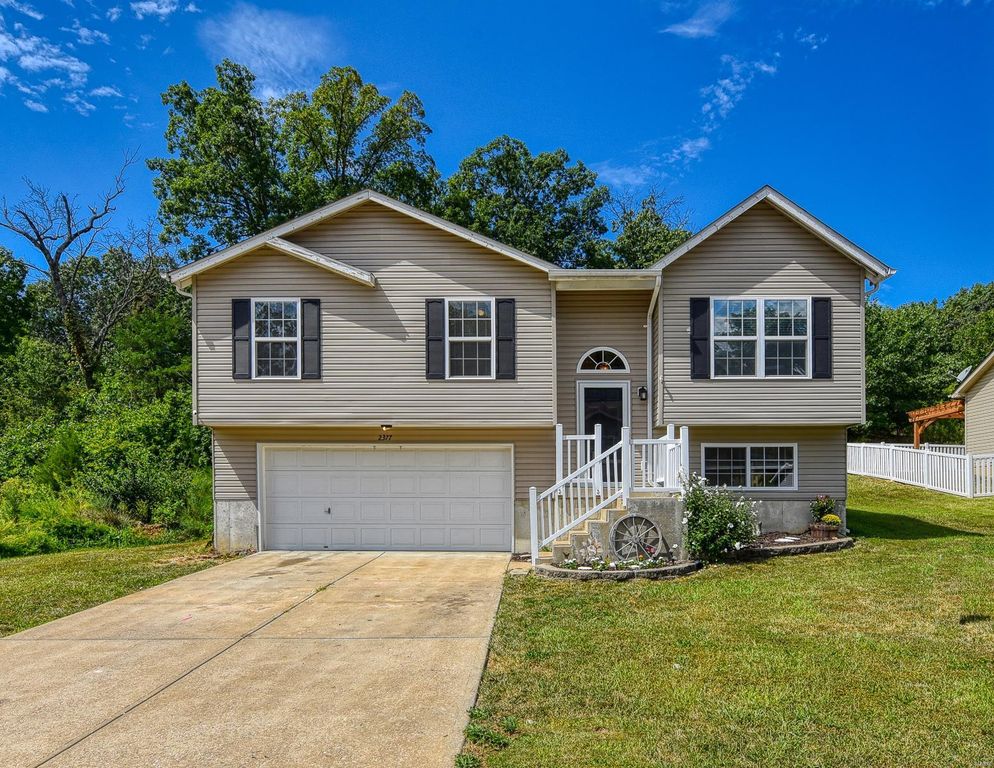 2377 Arkansas Dr, High Ridge, MO 63049