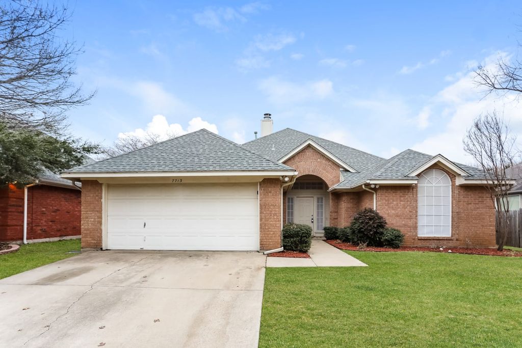 7713 Blossom Dr, Fort Worth, TX 76133
