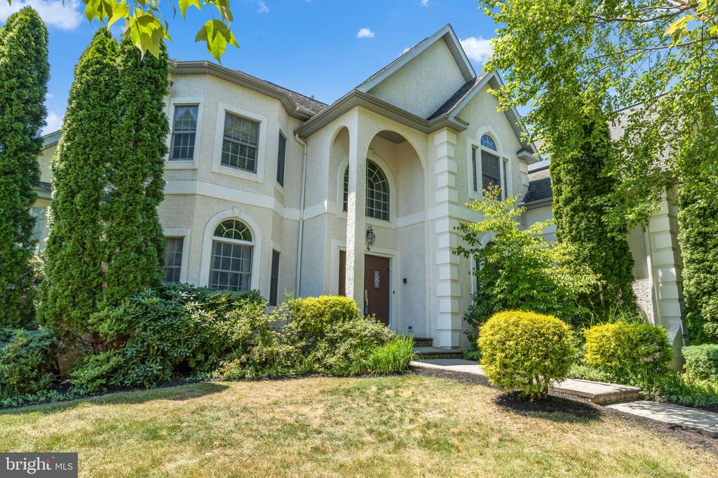 4 Carriage House Ct, Cherry Hill, NJ 08003
