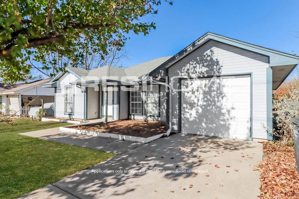 1014 Spell Ave, Cleburne, TX 76033