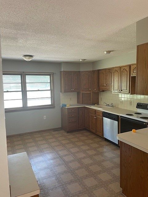 2255 S Ridgewood Dr, Wichita, KS 67218