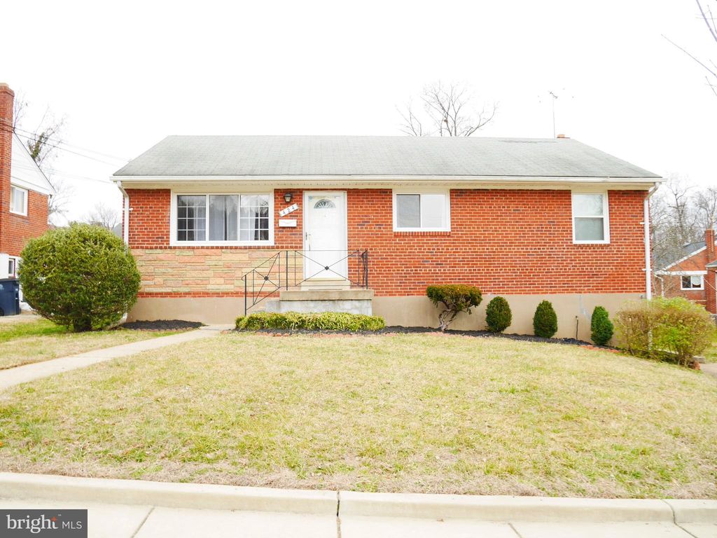 424 Saint Margarets Dr, Capitol Heights, MD 20743