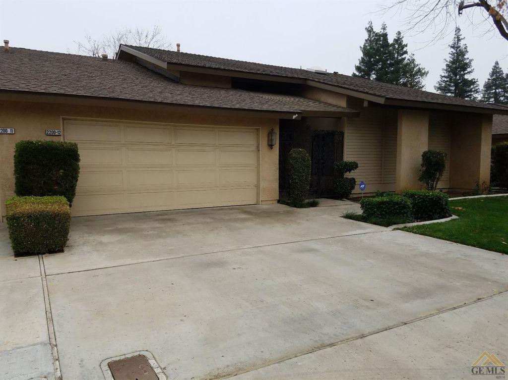 2200 El Portal Dr #12, Bakersfield, CA 93309