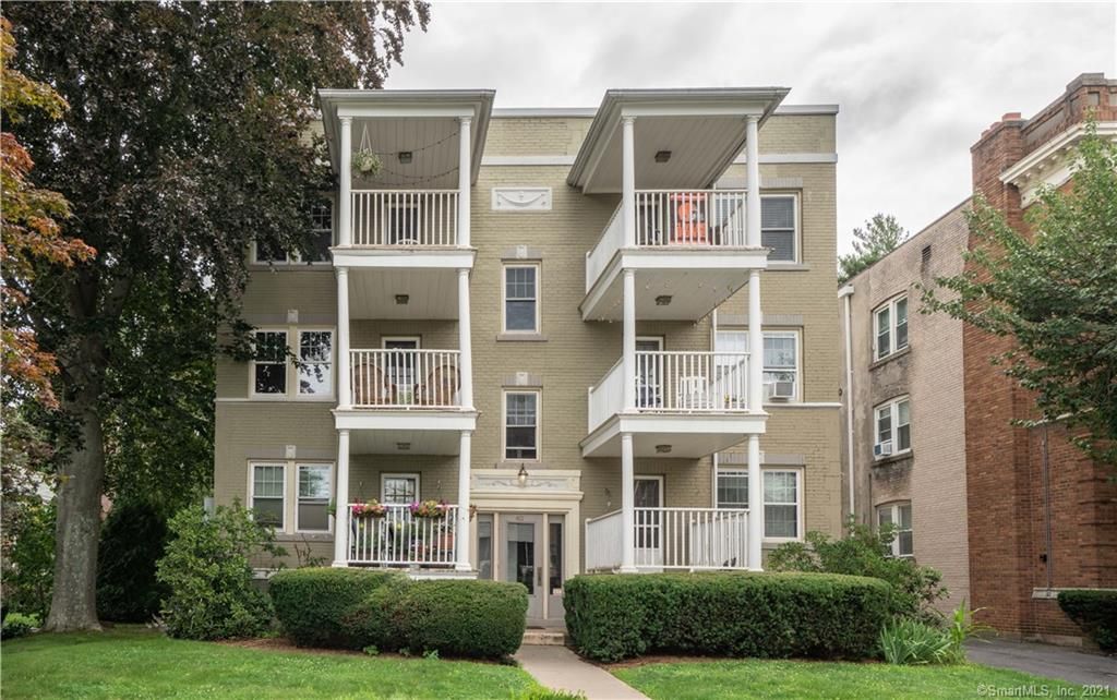 40 Robin Rd #204, West Hartford, CT 06119