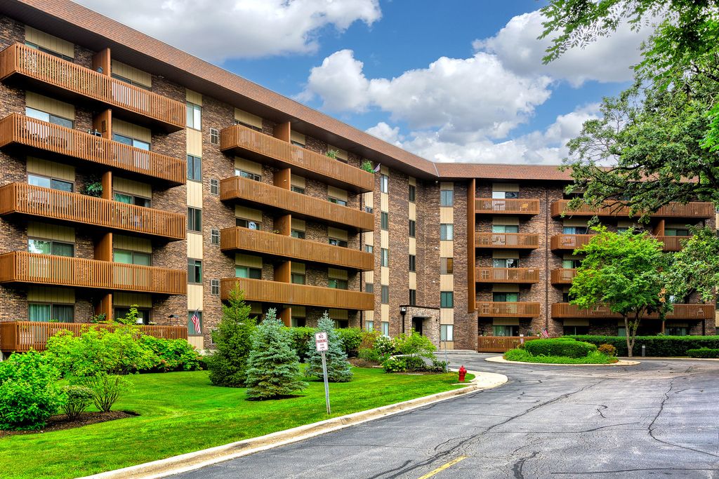 120 Lakeview Dr #423, Bloomingdale, IL 60108
