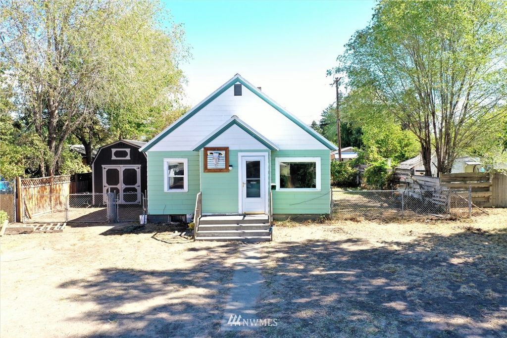 417 S Cedar St, Omak, WA 98841