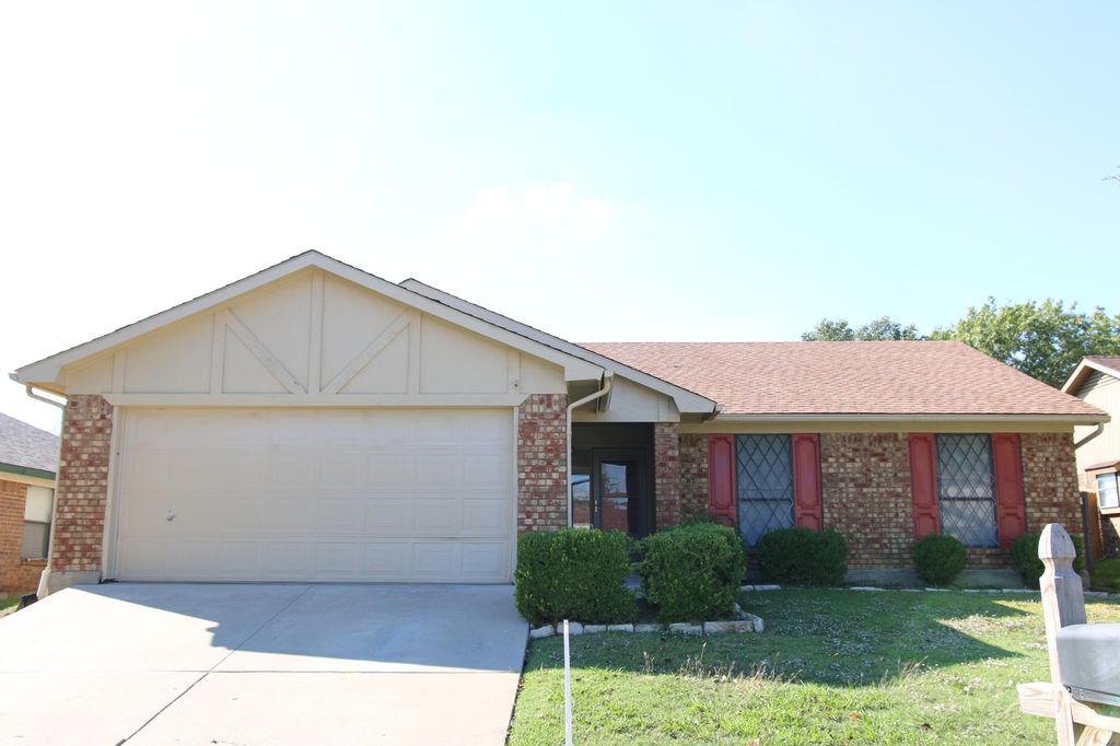 8225 April Ln, Watauga, TX 76148