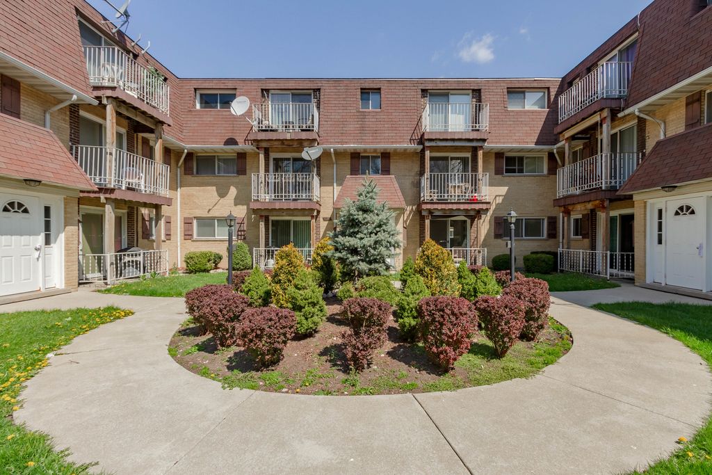 8542 W Catherine Ave #Q2E, Chicago, IL 60656