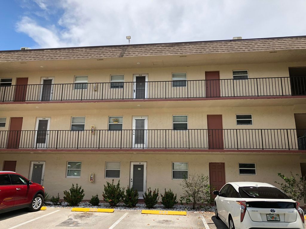 705 Lori Dr #310, Lake Worth, FL 33461