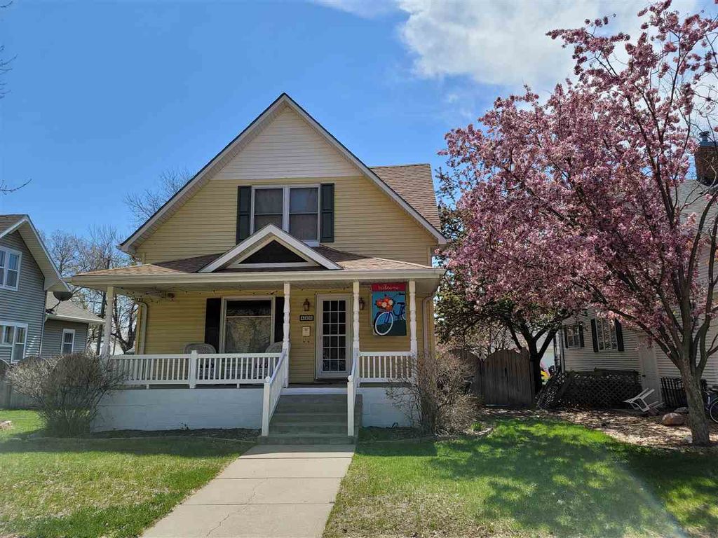 420 W 26th St, Kearney, NE 68845