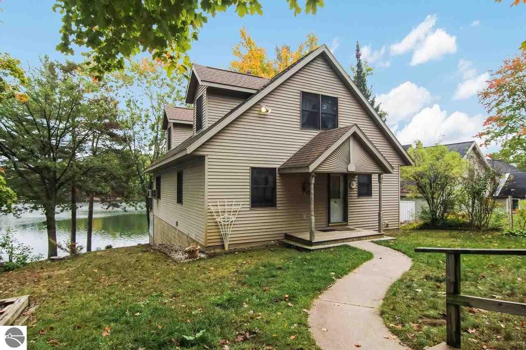 1893 Pinehurst Trl, Traverse City, MI 49696