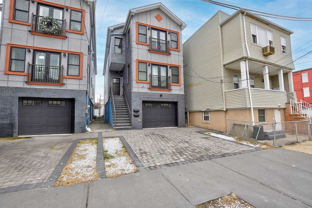 67 W  19th St, Bayonne, NJ 07002