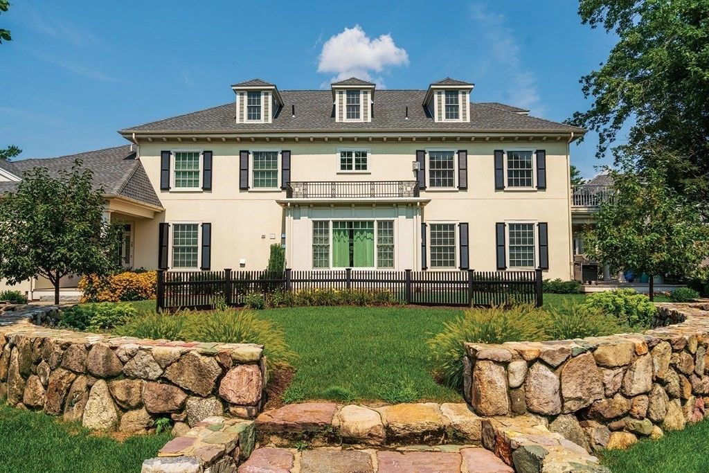 29 Woodmere Dr, Milton, MA 02186