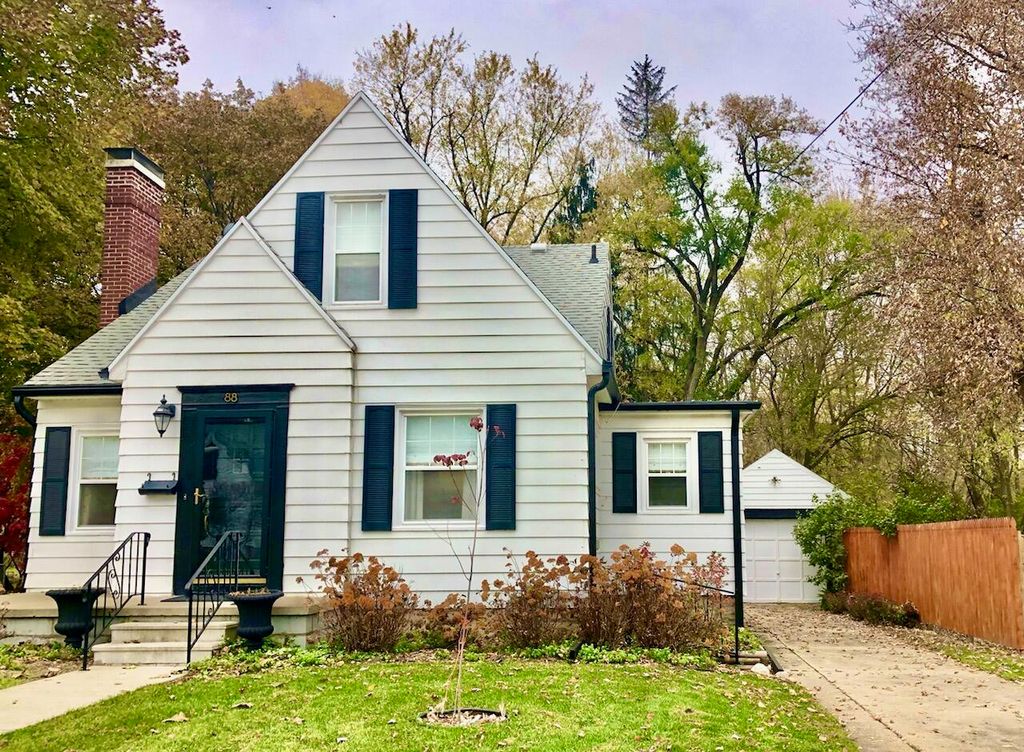 88 Rippon Ave, Hillsdale, MI 49242
