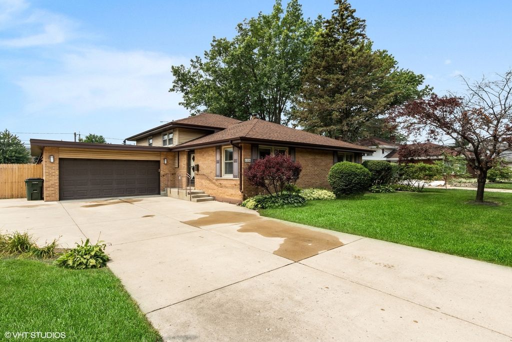 616 N Hawk St, Palatine, IL 60067