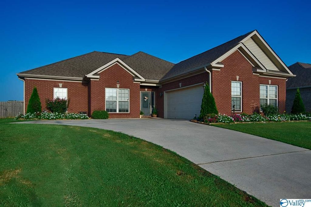 134 Meadowridge Dr, Hazel Green, AL 3 Bed, 2 Bath SingleFamily Home