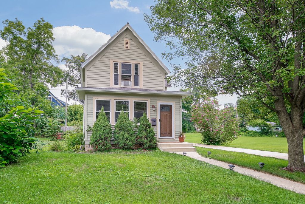 1212 Warren Ave, Downers Grove, IL 60515