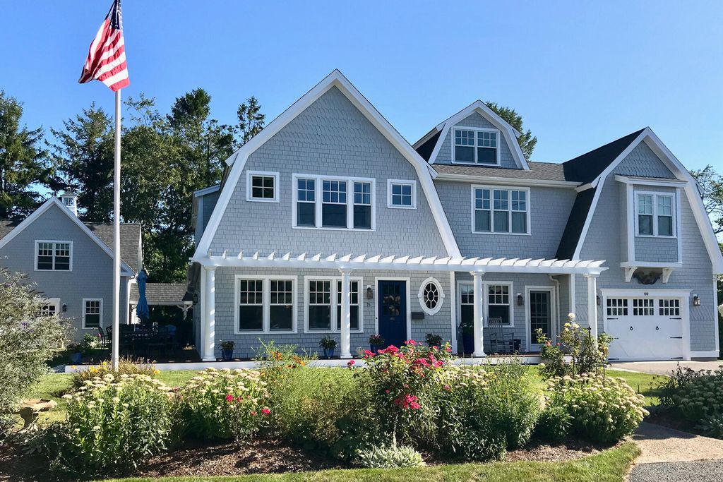 15 Frances Avenue, Falmouth, MA 02540