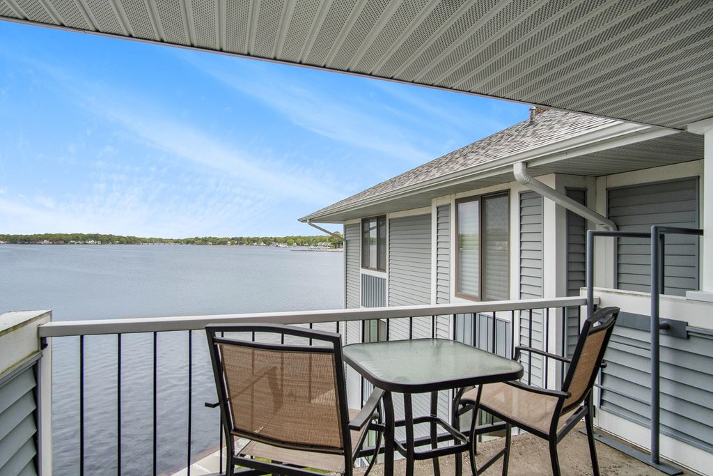 400 Lakeview Ct #37F, Spring Lake, MI 49456