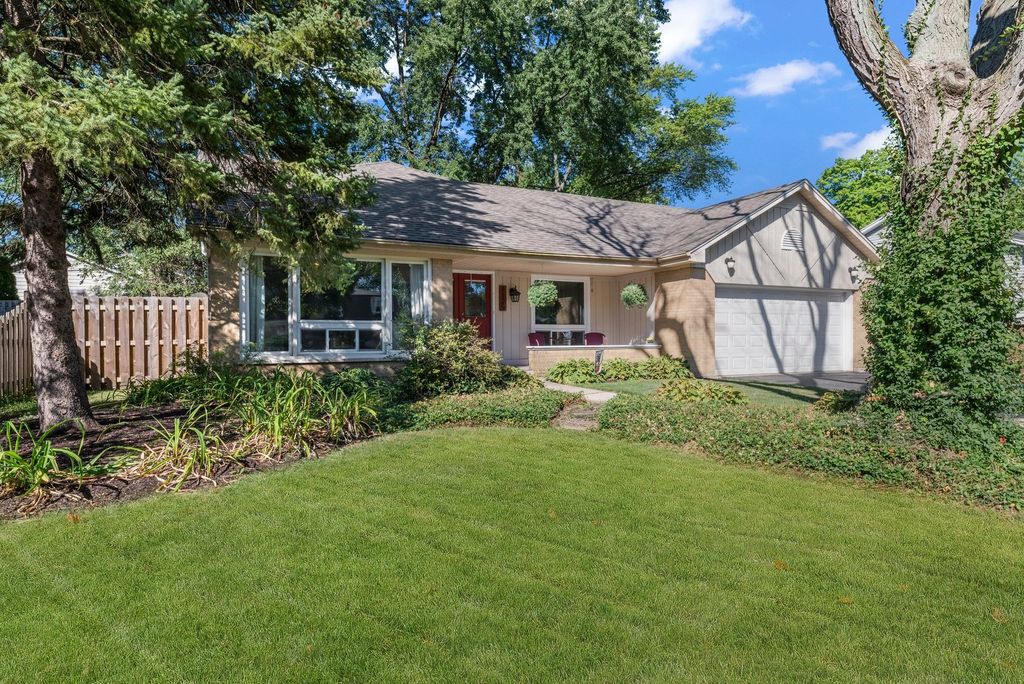 1125 Olympus Dr, Naperville, IL 60540
