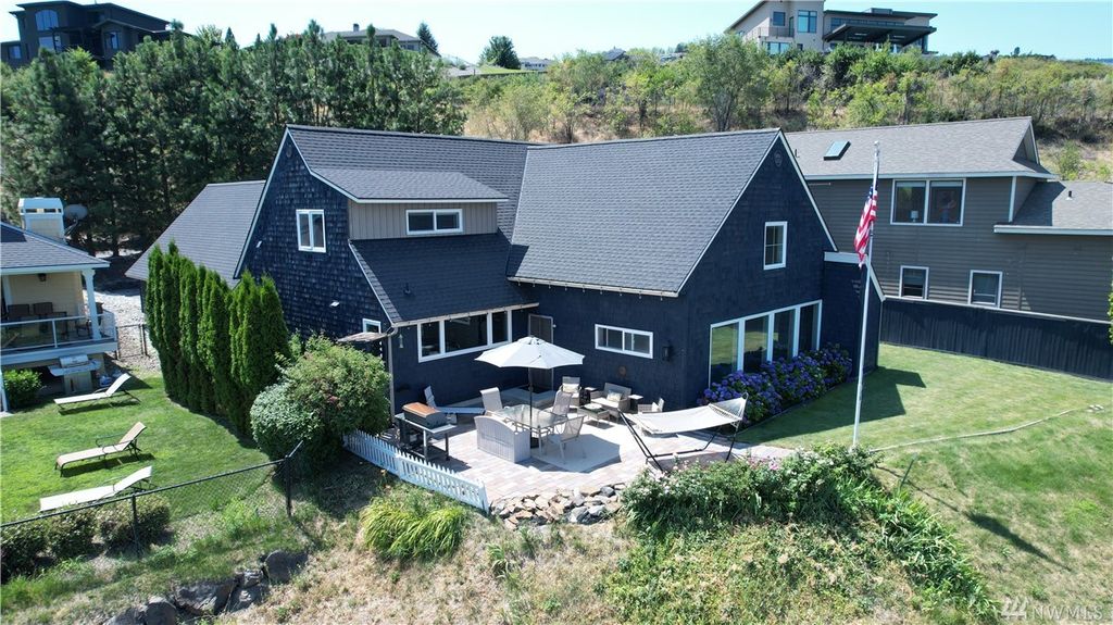 955 S Lakeshore Rd, Chelan, WA 98816