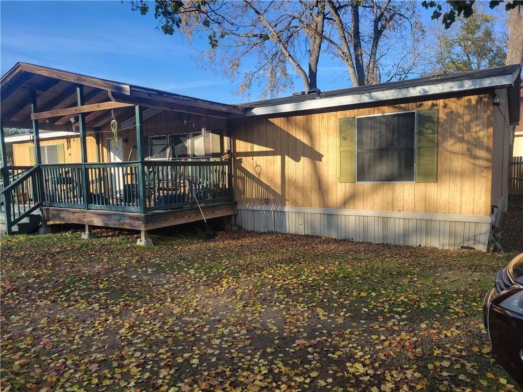 302 Lee St, Smithville, TX 78957