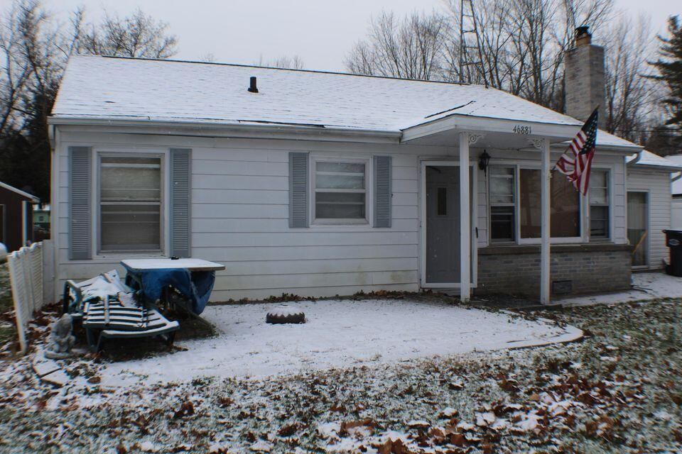 46881 Woodland Dr, Bangor, MI 49013