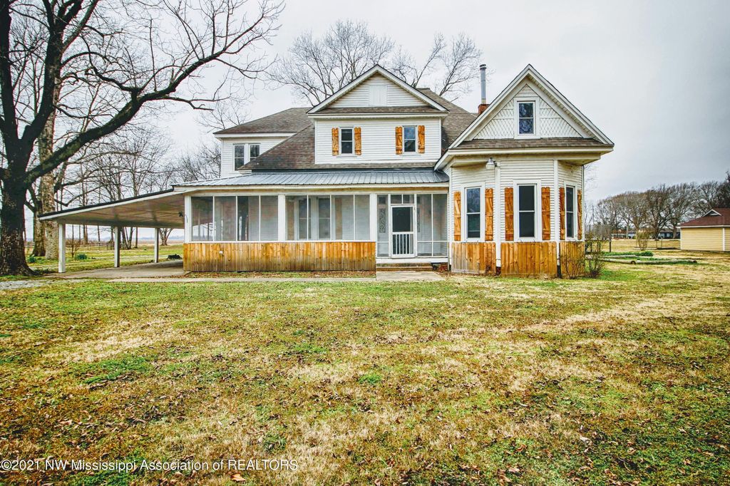 2466 Oakhurst Stovall Rd, Clarksdale, MS 38614 4 Bed, 4 Bath Single